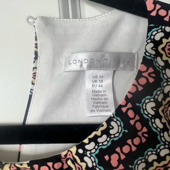 Geometric Patterned Maxi Dress - Picture 3 of 3